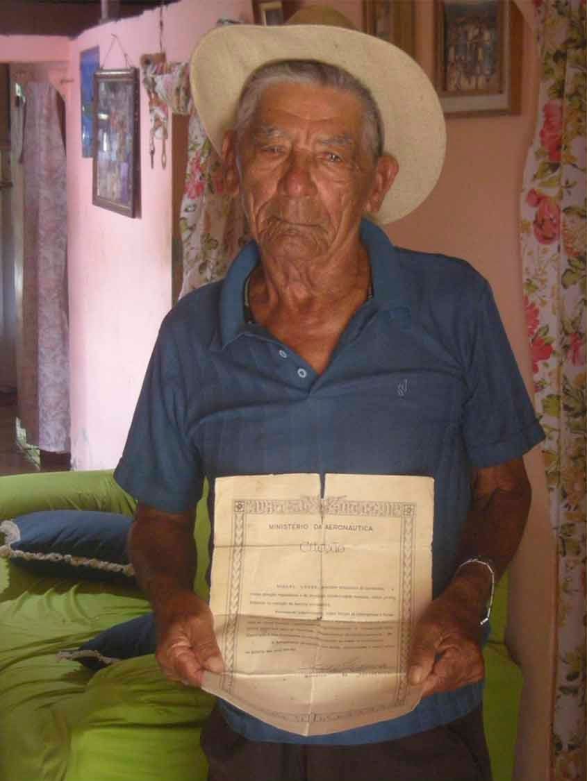 Sr. Mimi com seu certificado de herói nacional